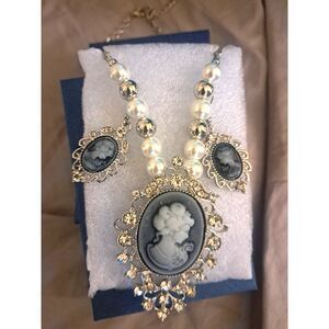 NIB- Beautiful Gray Cameo set with faux pearls & clear crystals